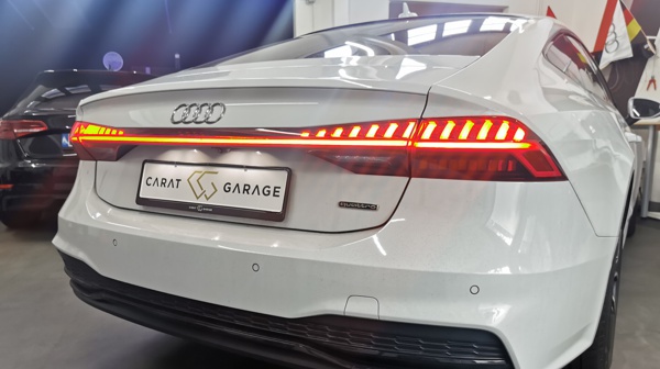 Audi A7 C8 4K Tagfahrlich ueber Rueckleuchten