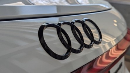 Audi_etron_GT_RS_Emblem_Ringe_Logo_schwaz_hinten_Heckklappe