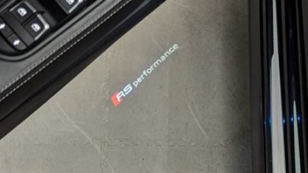 Audi_original_RS_Performance_Logo_Projektor_4S0947410K_4S0947409K
