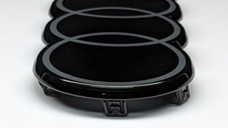 Original_Audi_Q8_e-tron_4M_Logo_schwarz_kuehlergrill_vorne_4KE071801A